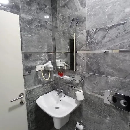 Emin Hotel *